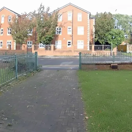 Spacious House With Parking * Manchester