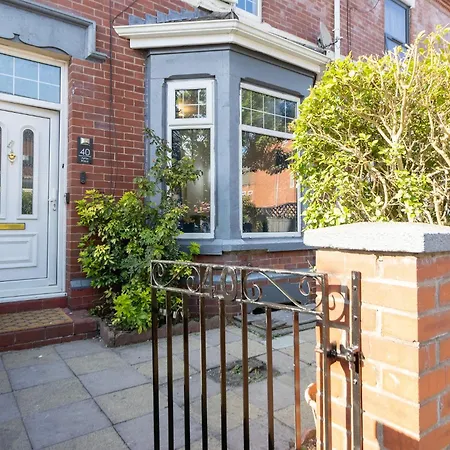 5 Bedroom House In Stretford, Manchester-sleeps Up To 13!