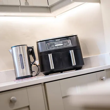 Spacious & Modern Home In Chorlton Manchester - Sleeps 5 Guests & Free Parking *
