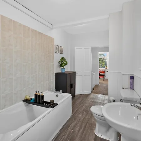 Briarwood Modern 2 Bed House - Games Room, Free Parking, Fast Tram To Centre, Etihad & Fast Wifi! Manchester