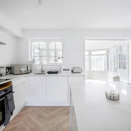 4 Bdrm House, Parking, Patio Garden Feriehus Manchester