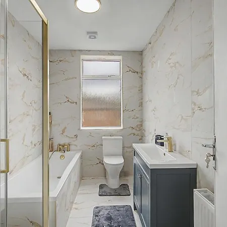 5br House, Ideal For Groups, Parking, Sleeps 10 Tatil Evi Manchester