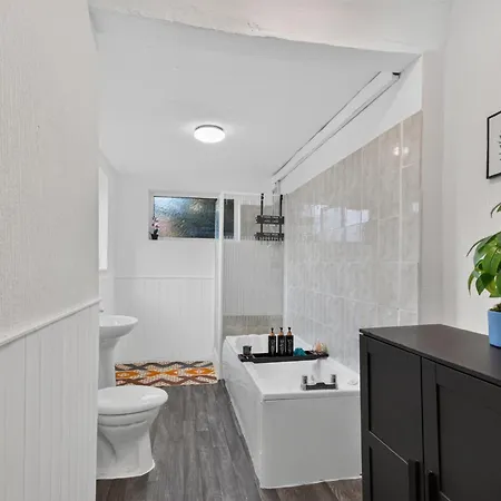 Briarwood Modern 2 Bed House - Games Room, Free Parking, Fast Tram To Centre, Etihad & Fast Wifi! Tatil Evi *