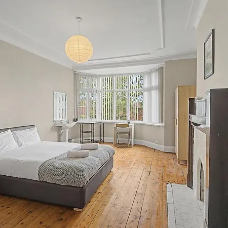 5br House, Ideal For Groups, Parking, Sleeps 10 * Manchester