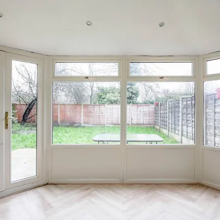 4 Bdrm House, Parking, Patio Garden Tatil Evi Manchester