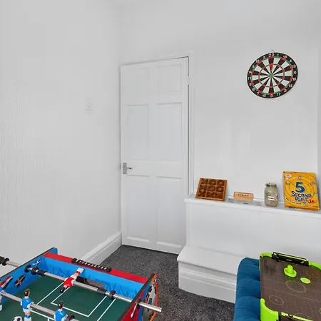 Briarwood Modern 2 Bed House - Games Room, Free Parking, Fast Tram To Centre, Etihad & Fast Wifi! *