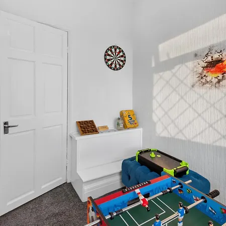 Briarwood Modern 2 Bed House - Games Room, Free Parking, Fast Tram To Centre, Etihad & Fast Wifi! *