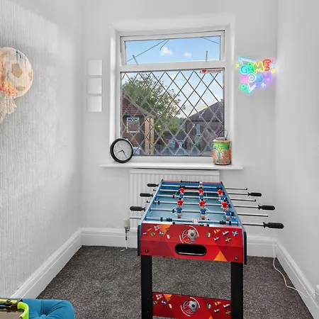 Tatil Evi Briarwood Modern 2 Bed House - Games Room, Free Parking, Fast Tram To Centre, Etihad & Fast Wifi!