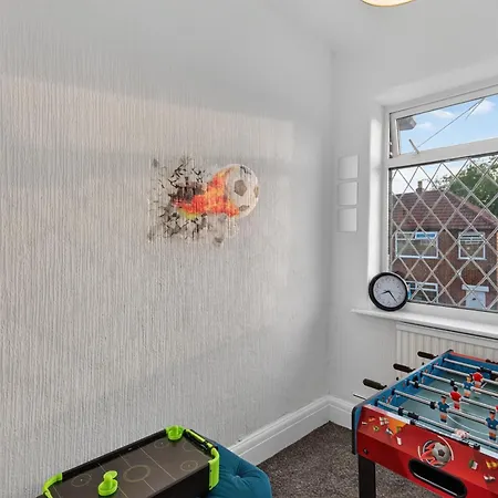 Briarwood Modern 2 Bed House - Games Room, Free Parking, Fast Tram To Centre, Etihad & Fast Wifi! Tatil Evi