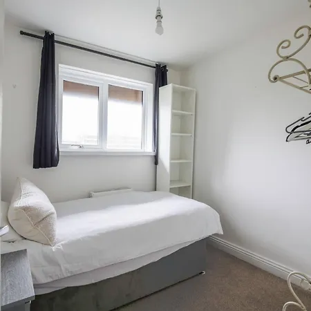 4 Bdrm House, Parking, Patio Garden *