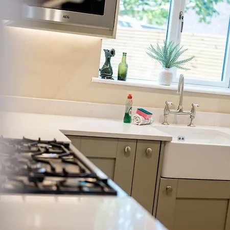 Spacious & Modern Home In Chorlton Manchester - Sleeps 5 Guests & Free Parking Дом отдыха *