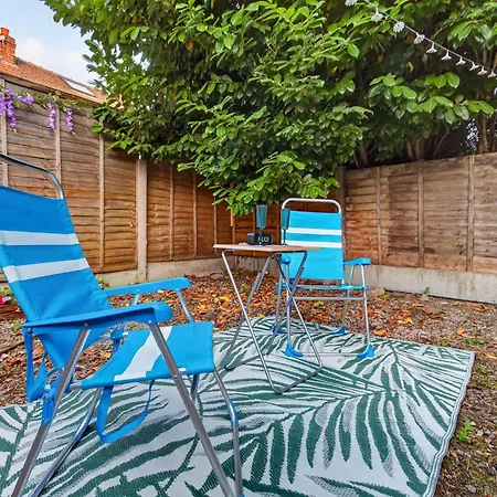 Tatil Evi Briarwood Modern 2 Bed House - Games Room, Free Parking, Fast Tram To Centre, Etihad & Fast Wifi!