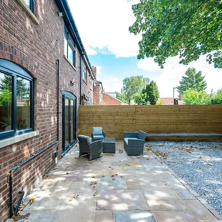 Spacious & Modern In Chorlton - Sleeps 5 Guests & Free Parking بيت للعطل مانشستر