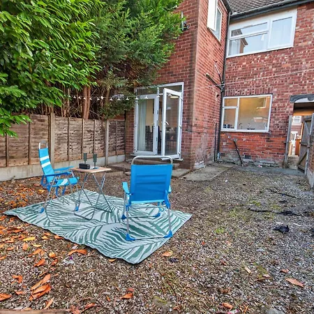 Briarwood Modern 2 Bed House - Games Room, Free Parking, Fast Tram To Centre, Etihad & Fast Wifi! Tatil Evi