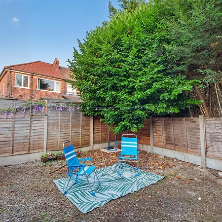 Briarwood Modern 2 Bed House - Games Room, Free Parking, Fast Tram To Centre, Etihad & Fast Wifi! *