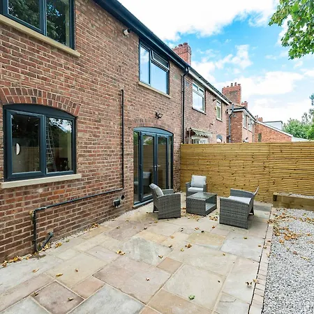 Spacious & Modern Home In Chorlton Manchester - Sleeps 5 Guests & Free Parking Дом отдыха *