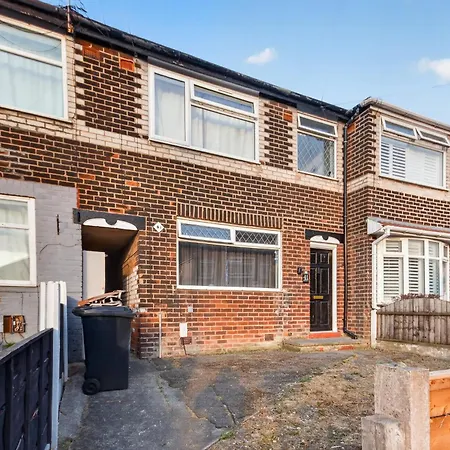 Tatil Evi Briarwood Modern 2 Bed House - Games Room, Free Parking, Fast Tram To Centre, Etihad & Fast Wifi! Manchester
