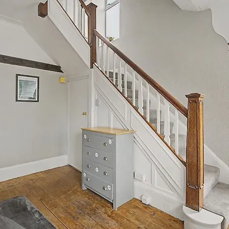 5br House, Ideal For Groups, Parking, Sleeps 10