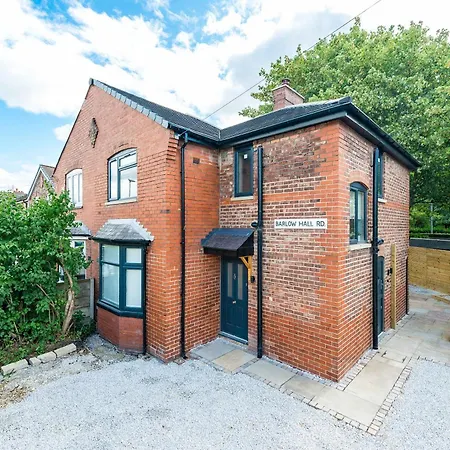 Spacious & Modern Home In Chorlton Manchester - Sleeps 5 Guests & Free Parking Манчестер