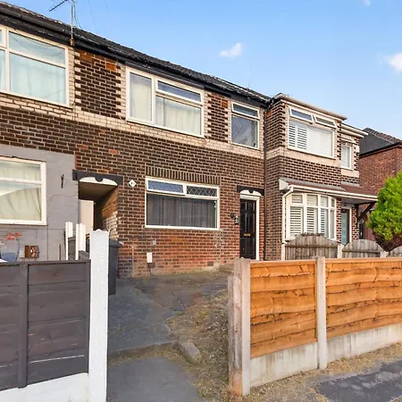 Briarwood Modern 2 Bed House - Games Room, Free Parking, Fast Tram To Centre, Etihad & Fast Wifi!
