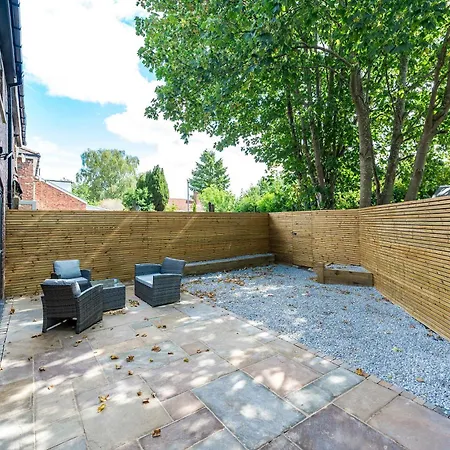 Spacious & Modern Home In Chorlton Manchester - Sleeps 5 Guests & Free Parking Дом отдыха