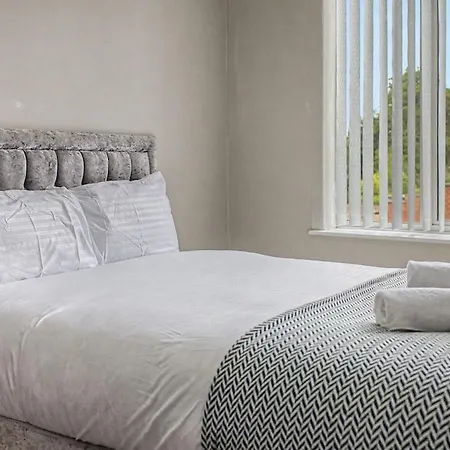 Tatil Evi 5br House, Ideal For Groups, Parking, Sleeps 10 Manchester