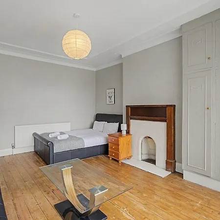 5br House, Ideal For Groups, Parking, Sleeps 10 Manchester