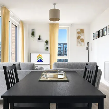شقة Floor Flat With Balcony Overlooking - Pass The Keys