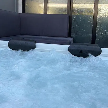 Διαμέρισμα Sleeps4-Hottub-2Bed-Nearmediacity *