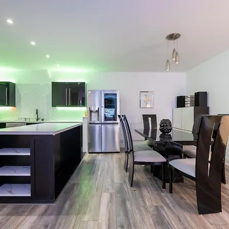 Spacious 2 Bed On Manchester's Famous Canal Street *