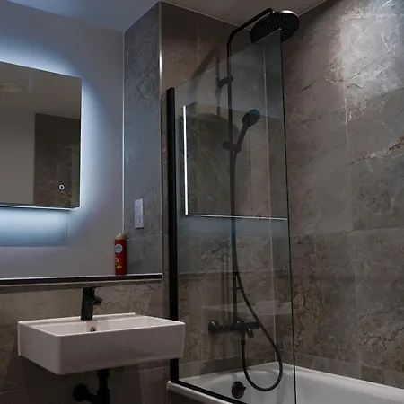 Luxury 2 Bed Near Ao Arena *