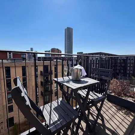Floor Flat With Balcony Overlooking - Pass The Keys Apartmán Manchester
