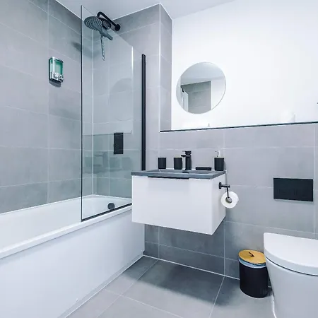 Modern 2br Near Centre
