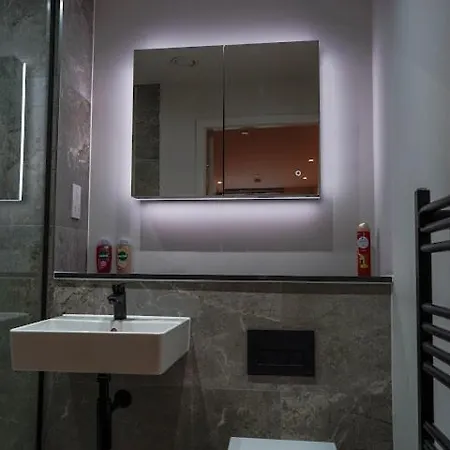 Luxury 2 Bed Near Ao Arena Διαμέρισμα *