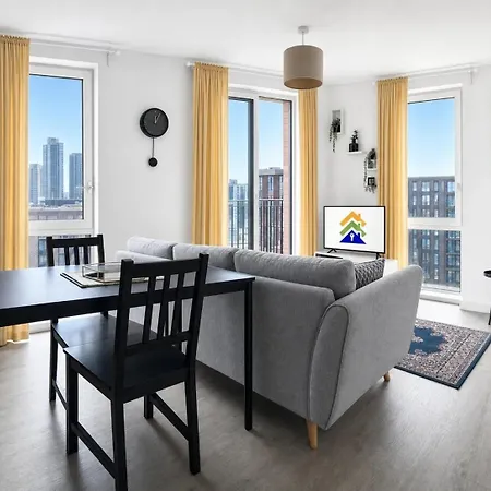 Floor Flat With Balcony Overlooking - Pass The Keys *