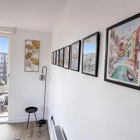 Floor Flat With Balcony Overlooking - Pass The Keys Manchester