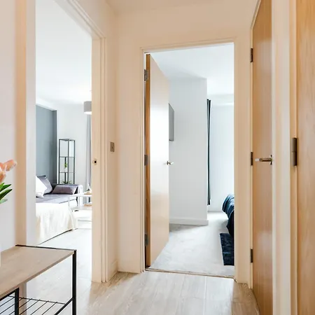 Daire Luxury Centre - Sleeps 4 - Parking