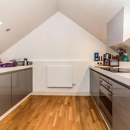 Sleeps4-Hottub-2Bed-Nearmediacity