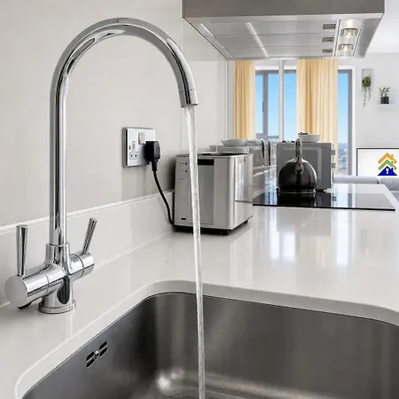 Floor Flat With Balcony Overlooking - Pass The Keys Apartmán *