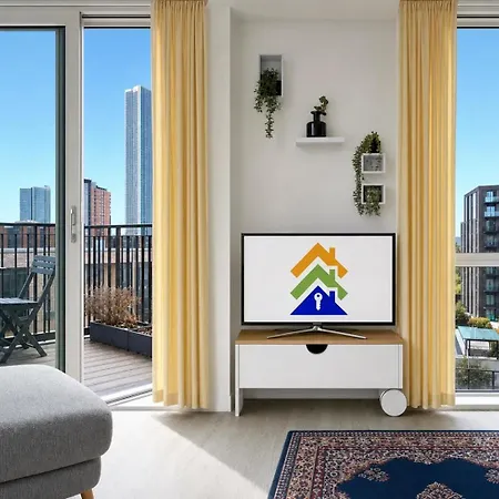 Floor Flat With Balcony Overlooking - Pass The Keys