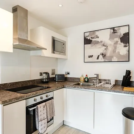 Daire Luxury Centre - Sleeps 4 - Parking *