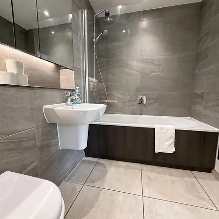 Floor Flat With Balcony Overlooking - Pass The Keys Apartmán Manchester