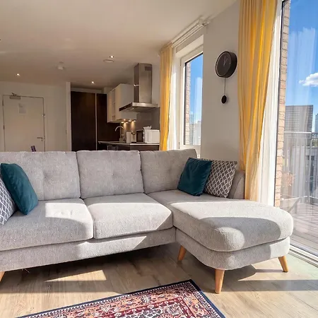 Floor Flat With Balcony Overlooking - Pass The Keys *