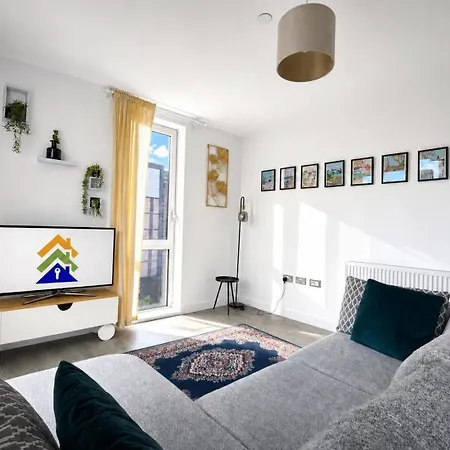 Floor Flat With Balcony Overlooking - Pass The Keys