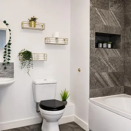 Near Manchester City Centre, 2Br Apartment Sleeps 6 *