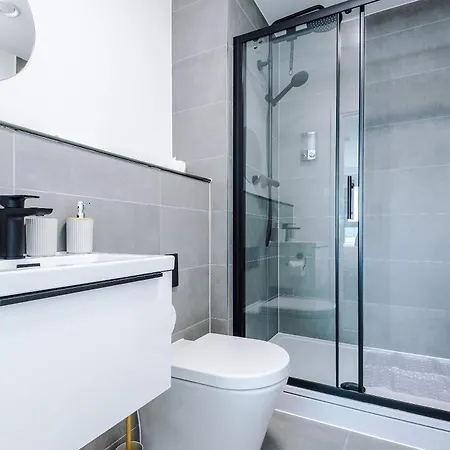 Modern 2br Near Centre