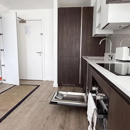 شقة Floor Flat With Balcony Overlooking - Pass The Keys *