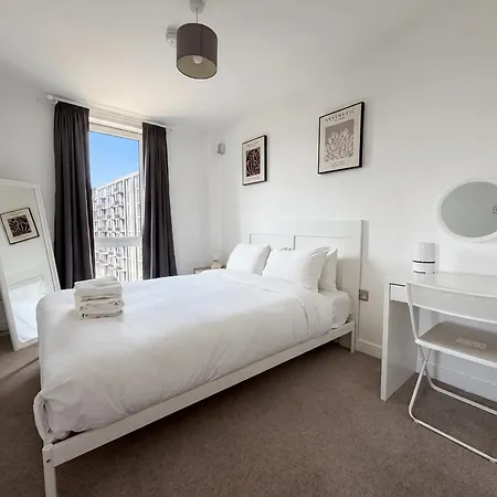 Floor Flat With Balcony Overlooking - Pass The Keys Manchester
