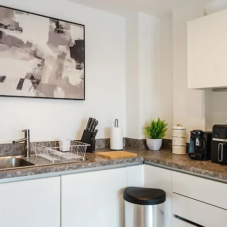 Luxury Centre - Sleeps 4 - Parking Daire *