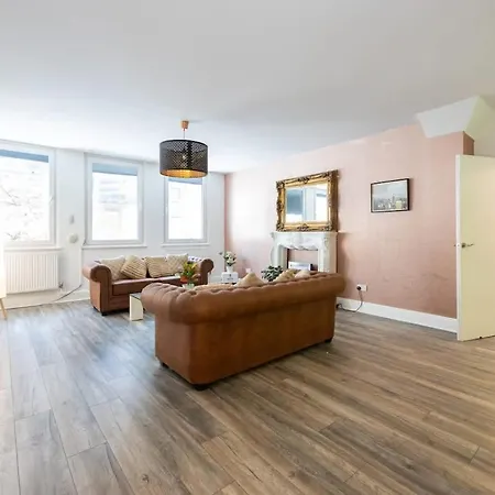 Spacious 2 Bed On Manchester's Famous Canal Street * مانشستر